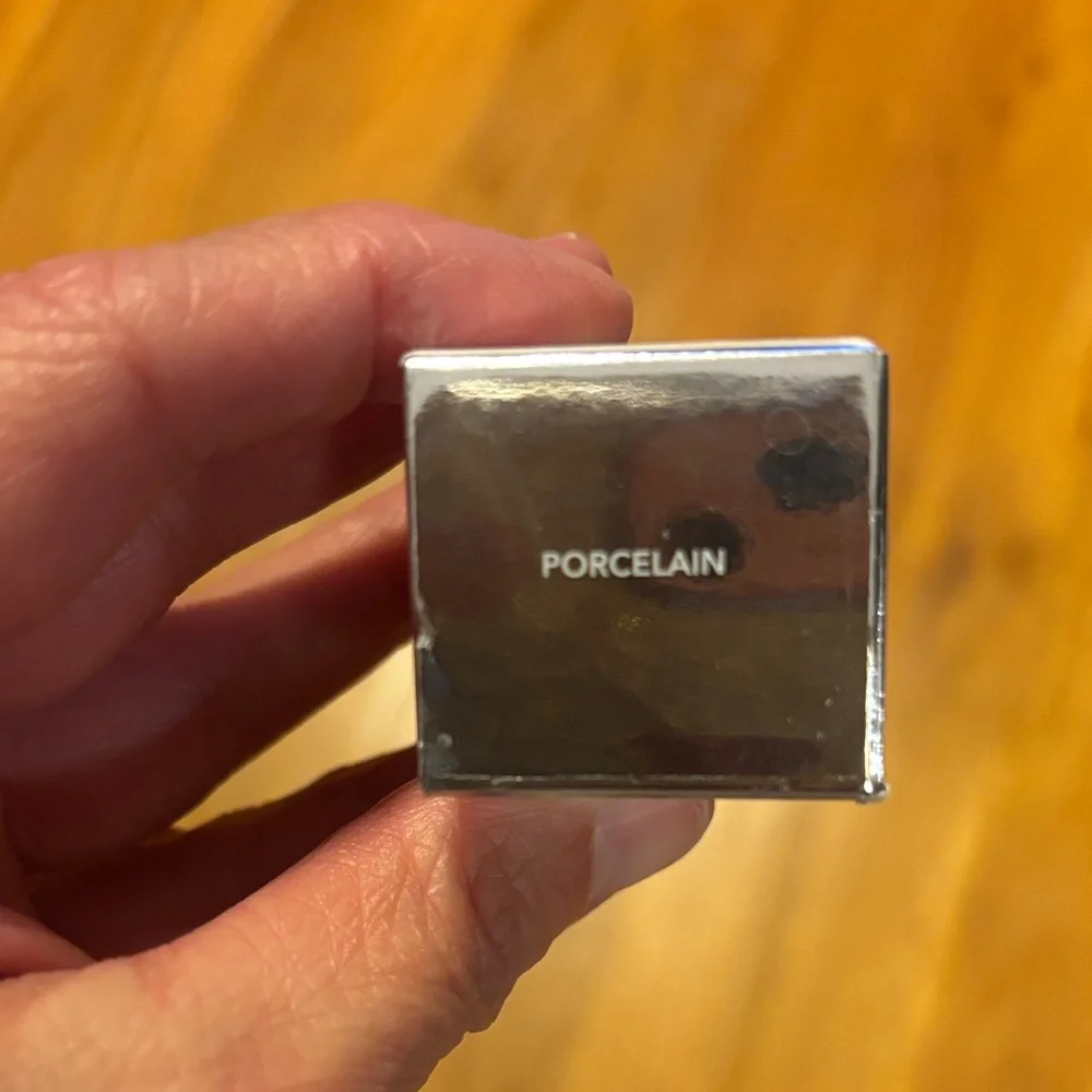 BECCA Skin Love Weightless Blur Foundation - Porcelain